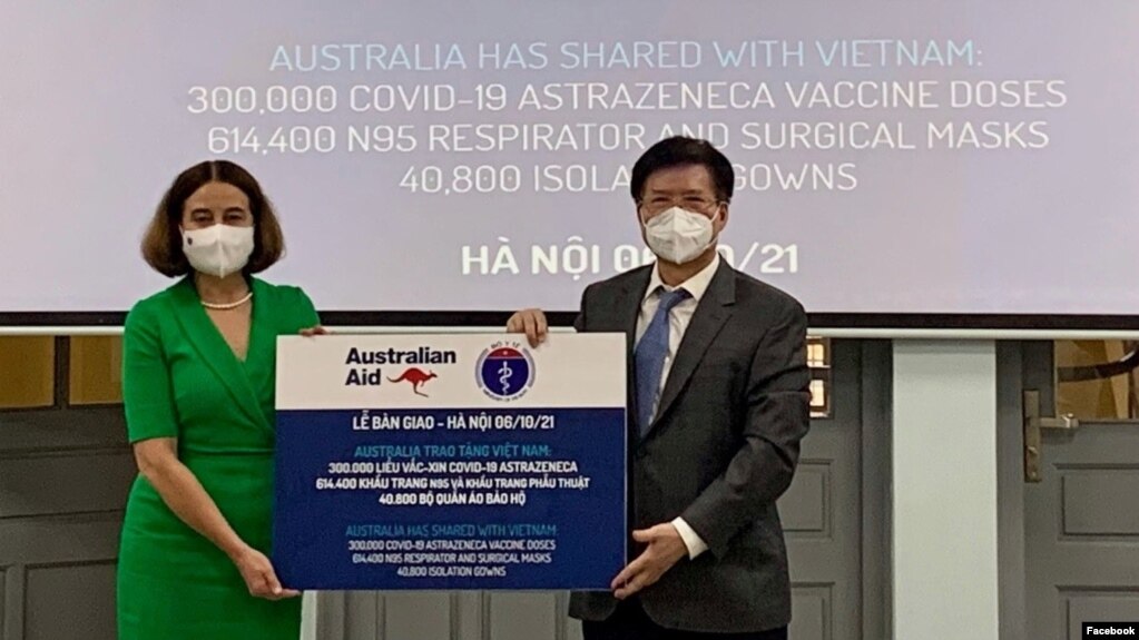 Đại sứ Australia Robyn Mudie chính thức trao 300.000 liều vaccine, 614.400 khẩu trang và 40.800 bộ quần áo bảo hộ cho Thứ trưởng Bộ Y tế Việt Nam Trương Quốc Cường, ngày 6/10/2021. Photo Facebook Australian Embassy Vietnam.