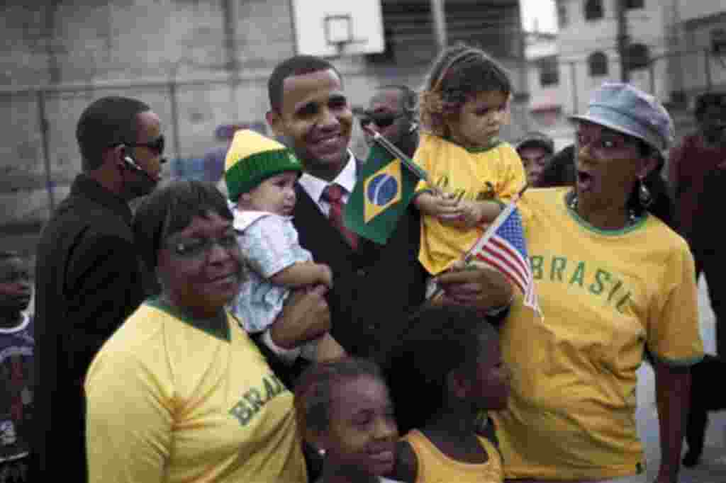Rinaldo Americo, un brasilero quien tiene un gran parecido con el presidente Barack Obama, espera la llegada del verdadero mandatario a Río de Janeiro, junto a algunas admiradoras.