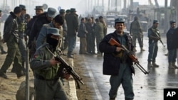 Afghan police keep watch after a suicide attack by two Taliban suicide bombers in Kabul killed five and wounded nine, Dec 19, 2010 (File Photo)