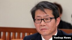 한국의 류길재 통일부 장관 내정자가 6일 국회에서 열린 인사청문회에서 위원들의 질문을 듣고 있다.