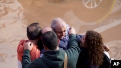 Los residentes reaccionan mientras esperan noticias de sus familiares atrapados durante las inundaciones en Valencia, España, el 31 de octubre de 2024