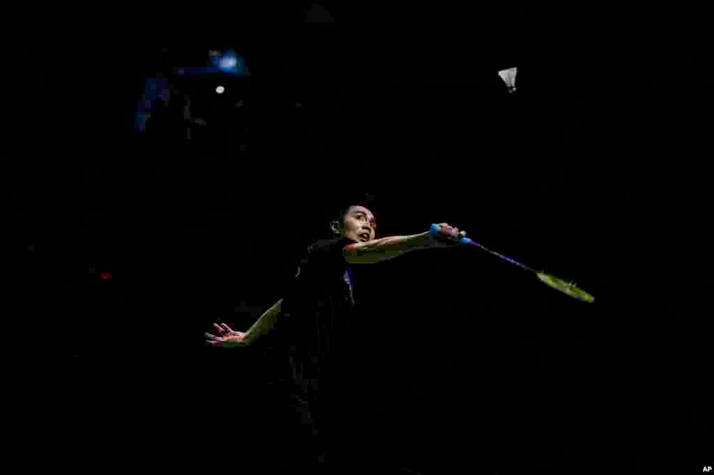 USA&#39;s Timothy Lam returns a shot to China&#39;s Li Shi Feng during their men&#39;s badminton singles match at the BWF World Championships in Huelva, Spain.