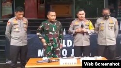 Pangdam Jaya Mayjen TNI Dudung Abdurachman dan Kapolda Metro Jaya Inspektur Jenderal Fadil Imran saat menggelar konferensi pers di Polda Metro Jaya, Senin, 7 Desember 2020. (Foto:VOA)