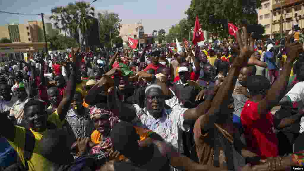 Des manifestants marchent contre le plan de président du Burkina Faso Blaise Compaoré de modifier la Constitution pour rester au pouvoir à Ouagadougou, capitale du Burkina Faso, le 29 Octobre, 2014. Mardi a marqué le début d&#39;une campagne de désobéissance civile par les partis d&#39;opposition après que le gouvernement a demandé à l&#39;Assemblée nationale à commander un référendum sur la modification de la constitution pour permettre Compaoré briguer un nouveau mandat l&#39;année prochaine plutôt que de démissionner. REUTERS / Joe Penney 