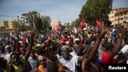 Abari mu myiyerekano y'ukwiyamiriza umugambi wa prezida wa Burkina Faso, Blaise Compaore, w'uguhindura ibwirizwa shingiro, kugira agaume ku butegetsi.