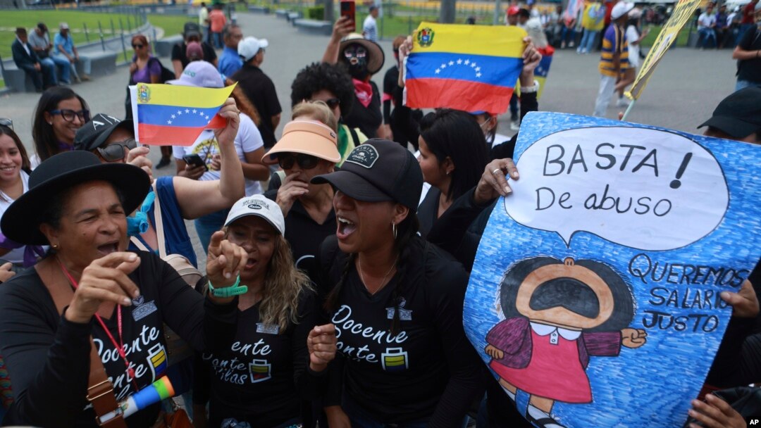Trabajadores de diversos sectores marcharon en Caracas para exigir salarios justos, el 1 de mayo de 2024.