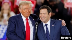 ARCHIVO - El entonces candidato a presidente Donald Trump abraza al hoy secretario de Estado Marco Rubio en un evento de campaña en Dorton Arena, en Carolina del Norte, el 4 de noviembre de 2024.