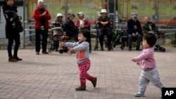 北京居民区里玩耍的孩子(资料照)