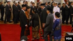 Presiden Yudhoyono dan ibu negara, Ani Yudhoyono menyambut kedatangan Dino Patti Djalal dan ibu Rosa di Istana Negara (14/7). Presiden Yudhoyono melantik mantan Dubes Indonesia di AS tersebut sebagai Wamenlu (Foto: VOA/Andylala).