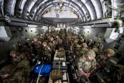 Pasukan Inggris dari 16 Brigade Serangan Udara tiba di Kabul, Afghanistan, untuk memberikan dukungan kepada warga negara Inggris yang meninggalkan negara itu, Kabul, 15 Agustus 2021. (Foto: Kementerian Pertahanan Inggris 2021 via REUTERS)