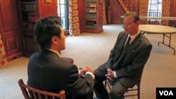 장일훈 유엔주재 북한대표부 차석대사(오른쪽)가 20일 미국외교협회(CFR) 주최 세미나에 참석한 뒤 VOA 기자와 인터뷰를 하고 있다.