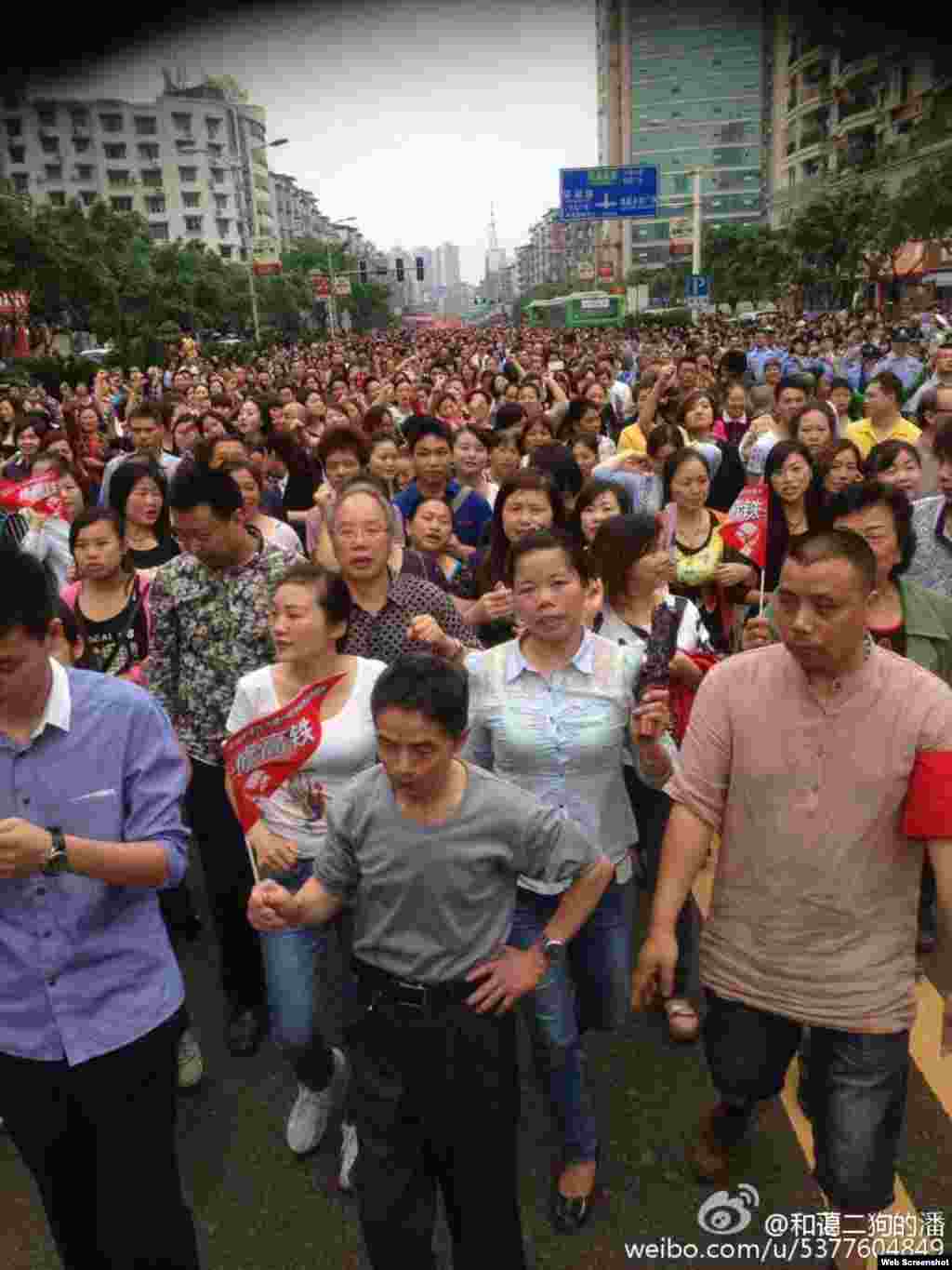 广安市邻水县爆发争取高铁大规模游行（网络图片 ) 