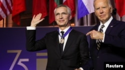 Presiden AS Joe Biden menganugerahi Sekretaris Jenderal NATO Jens Stoltenberg medali kebebasan dalam pembukaan KTT NATO di Washington, pada 9 Juli 2024. (Foto: Reuters/Leah Millis)