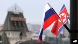 지난 2019년 4월 북러정상회담이 열린 러시아 블라디보스토크 역에 양국 국기가 걸려있다.