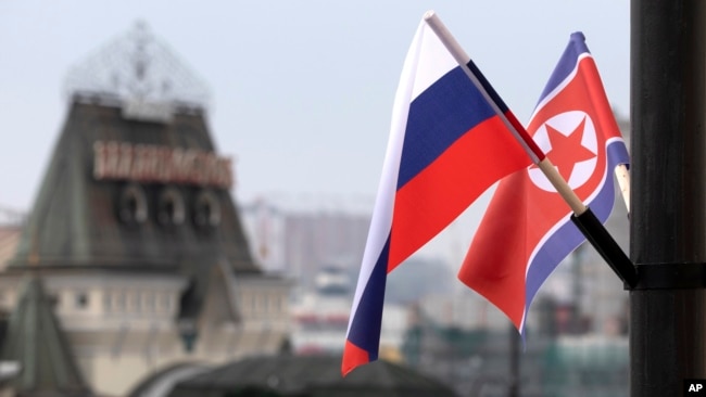 지난 2019년 4월 북러정상회담이 열린 러시아 블라디보스토크 역 주변에 양국 국기가 걸려있다. (자료사진)