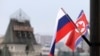 Bendera Rusia dan Korea Utara terlihat di depan stasiun kereta pusat di Vladivostok, Rusia, Rabu, 24 April 2019. (Foto: AP)