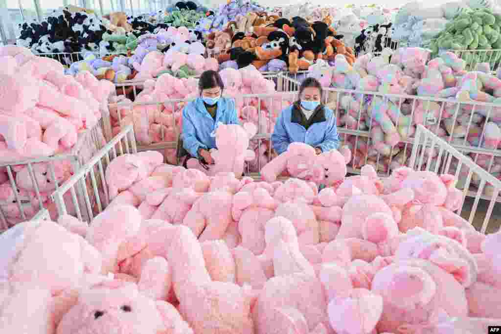 Employees work on a production line of stuffed teddy bears for export at a toy factory in Lianyungang, in eastern China&#39;s Jiangsu province.&nbsp;(Photo by AFP) / China OUT