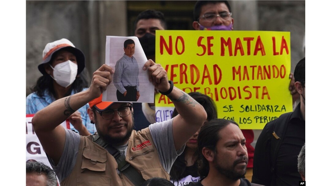 Seorang jurnalis memegang foto Luis Enrique Ramirez yang dibunuh pada 6 Mei, pada Senin, 9 Mei 2022, sebagai ilustrasi. ( Foto: AP)
