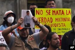 Seorang jurnalis memegang foto Luis Enrique Ramirez yang dibunuh pada 6 Mei, pada Senin, 9 Mei 2022, sebagai ilustrasi. ( Foto: AP)