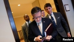 Ketua DPR AS Mike Johnson tiba di konferensi pers menjelang pemungutan suara terkait pendanaan pemerintah di Gedung Capitol, Washington, pada 11 Maret 2025. (Foto: Reuters/Nathan Howard) 