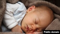 Seorang bayi sedang tidur. (Foto: Pixabay)