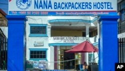 Sepasang turis sedang beristirahat di dekat kolam renang di Nana Backpackers hostel di Vang Vieng, Laos, Jumat, 22 November 2024. (Foto: Anupam Nath/AP Photo)