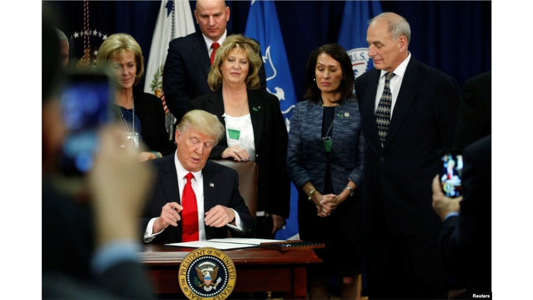 U.S. President Donald Trump signs an executive order at Homeland Security headquarters in Washington, D.C., Jan. 25, 2017.
