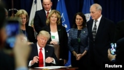 도널드 트럼프 미국 대통령이 25일 워싱턴 국토안보부에서 국경 장벽 건설 내용을 담은 행정명령에 서명하고 있다.