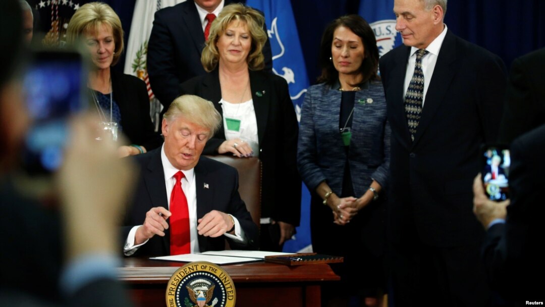 La Casa Blanca confirmó las órdenes ejecutivas que incluyen la construcción del muro en la frontera con México y medidas más estrictas para la deportación de indocumentados.