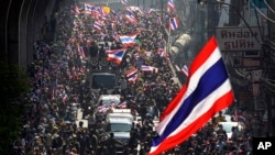 Demonstran anti-pemerintah dalam pawai di Bangkok, Thailand (30/1). (AP/Sakchai Lalit)