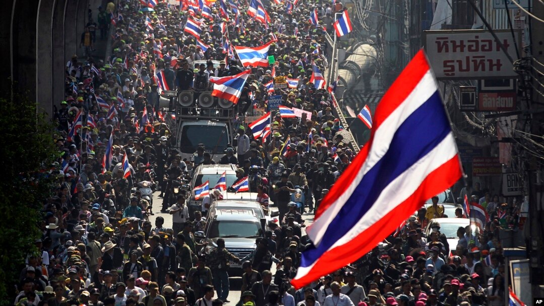 Người biểu tình chống chính phủ tuần hành trong thủ đô Bangkok, Thái lan, 20/1/14