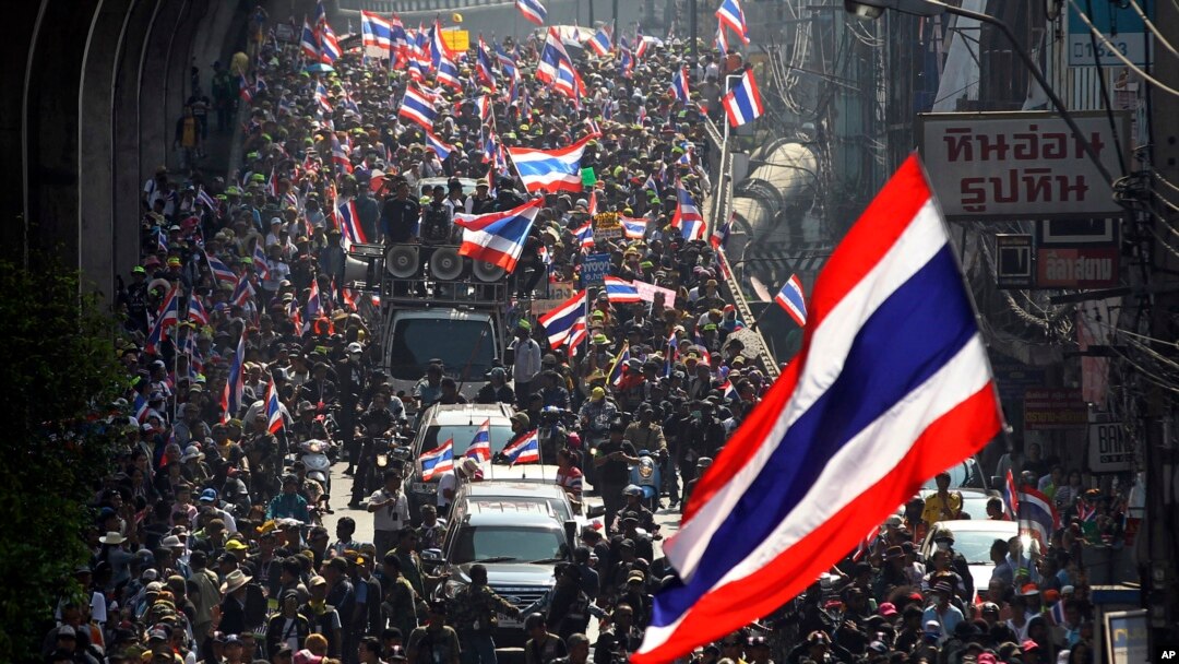 Demonstran anti-pemerintah dalam pawai di Bangkok, Thailand (30/1). (AP/Sakchai Lalit)