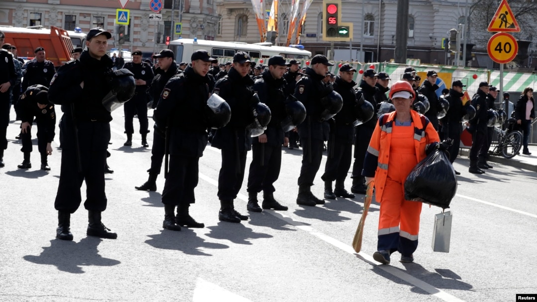 Politsiyachilar va farrosh, Moskva, Rossiya, 2017-yil, 6-may