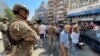 Tentara Lebanon berjaga di luar cabang Bank Blom ketika para deposan ingin mencairkan tabungannya di lingkungan Tariq al-Jdideh di Beirut, Lebanon, 16 September 2022. (Foto: REUTERS/Issam Abdallah)