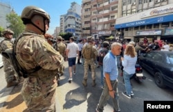 افسران پلیس و ارتش لبنان در بیرون از بانکی در بیروت پایتخت لبنان - ۱۶ سپتامبر ۲۰۲۲ (۲۵ شهریور ۱۴۰۱)