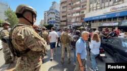 Tentara Lebanon berjaga di luar cabang Bank Blom ketika para deposan ingin mencairkan tabungannya di lingkungan Tariq al-Jdideh di Beirut, Lebanon, 16 September 2022. (Foto: REUTERS/Issam Abdallah)