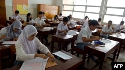 ILUSTRASI - Siswa SMA Negeri 3, Jakarta, mengikuti ujian nasional, 16 April 2014. (ROMEO GACAD / AFP)