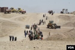 Officials say 100,000 people may be trapped inside Mosul's Old City and thousands flee for desert refugee camps daily. June 15, 2017, near Hammam Alil, Iraq. (H. Murdock/VOA)