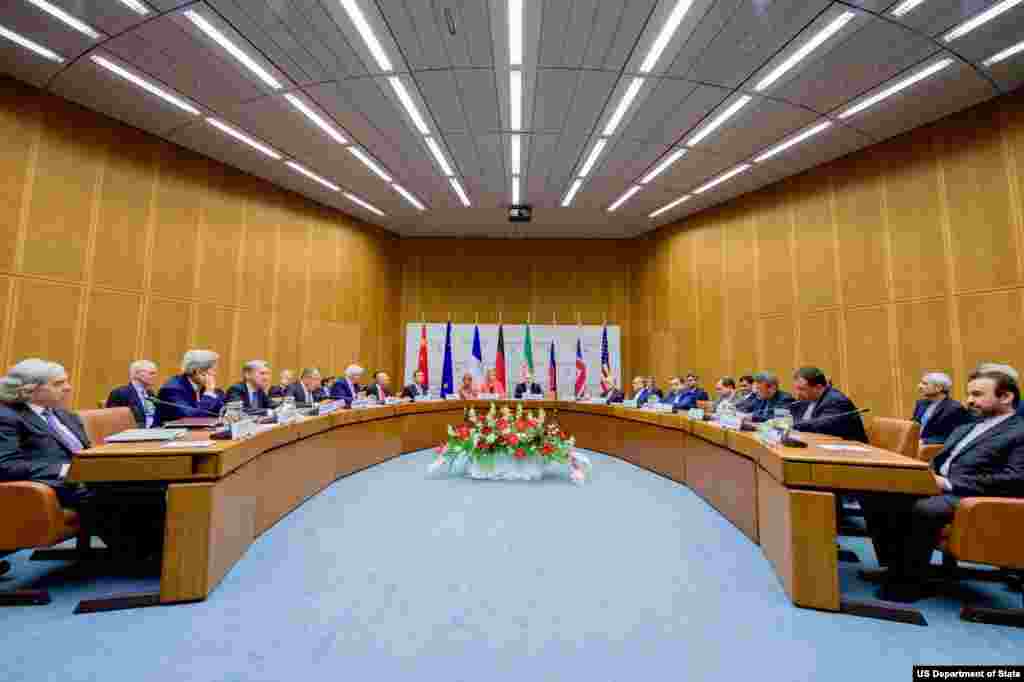 آخرین نشست وزیران خارجه ۱+۵ و ایران، با حضور فدریکا موگرینی نماینده اتحادیه اروپا پیش از اعلام توافق - ۱۴ ژوئیه ۲۰۱۵