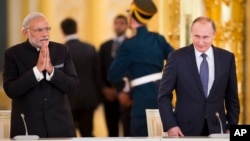 블라디미르 푸틴 러시아 대통령(오른쪽)과 나렌드라 모디 인도 총리가 24일 모스크바에서 정상회담을 가졌다.