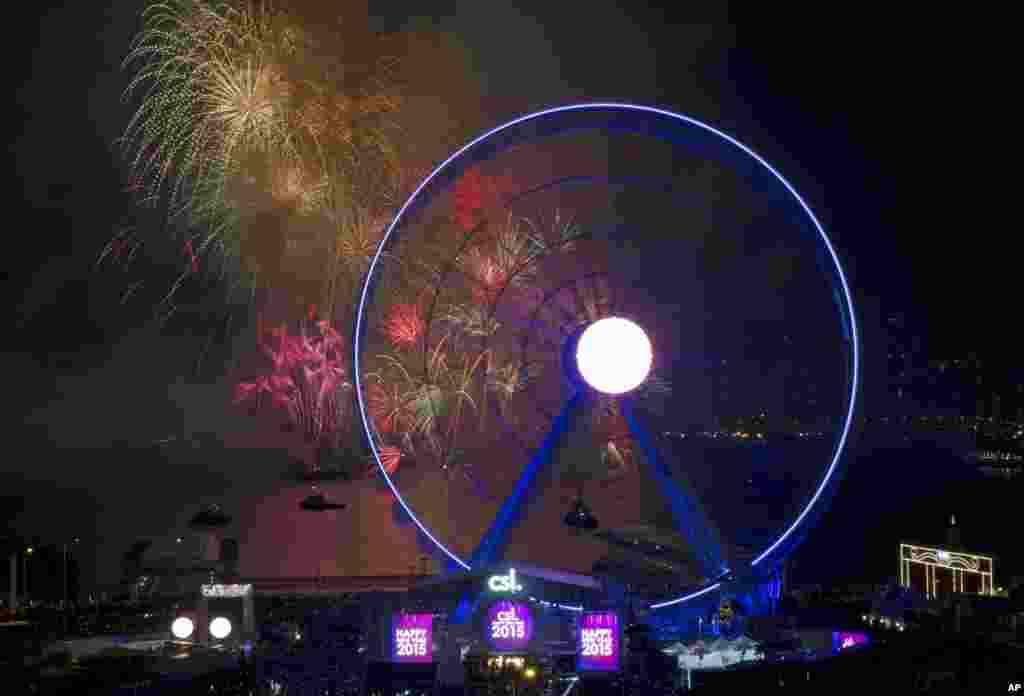 Fogos de artifício pintam o céu de Victoria Harbor na entrada para 2015 em Hong Kong, Jan. 1, 2015.