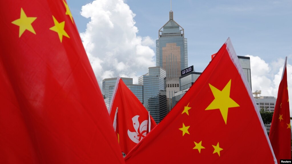 资料照：中国国旗与香港旗帜(photo:VOA)