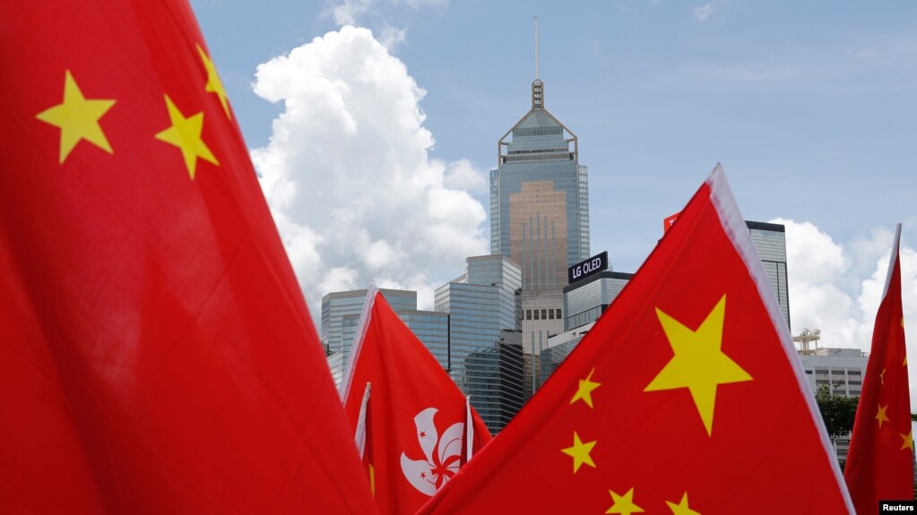 资料照：中国国旗与香港旗帜(photo:VOA)