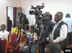 Cameramen wait to do their jobs in Yaounde, Cameroon, May 2, 2019 (M.Kindzeka/VOA)