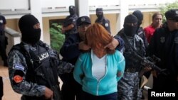 Marixa Lemus, conocida como "La Patrona" es presentada a la prensa en El Salvador, el jueves, 25 de mayo de 2017, después de haber sido arrestada tras fugarse de una prisión en Guatemala.