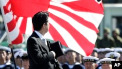 日本首相安倍晉三在東京一個海軍基地檢閱日本自衛隊。