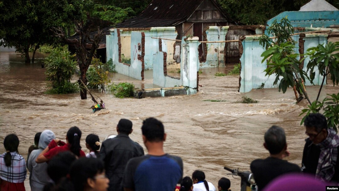 Warga menatap banjir di Kampung Sewu, Solo, Jawa Tengah (19/6). 