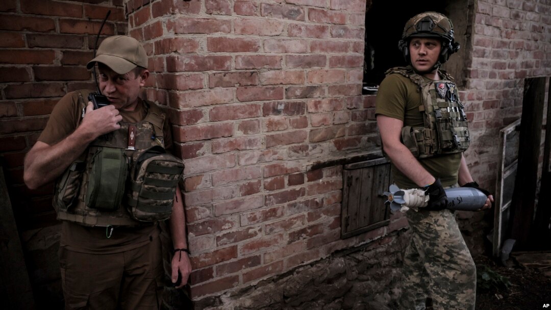 Ukrajinski vojnici, pripadnici 24. mehanizovane brigade, pripremaju granatu 120 mililematorskog minobacača za ispaljivanje ka ruskim položajima, na neotkrivenoj lokaciji u regionu Donjecka, Ukrajina, 4. juna 2024.