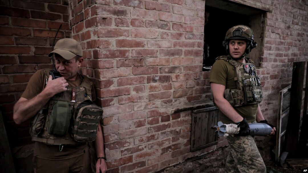 Dalam foto yang disediakan oleh layanan pers brigade Mekanik ke-24, tentara Ukraina bersiap menembakkan mortir 120 mm ke arah posisi Rusia di garis depan di lokasi yang dirahasiakan di wilayah Donetsk, Ukraina, 4 Juni 2024. (Oleg Petrasiuk/Brigade Mekanik 24 Ukraina via AP)