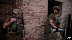 烏克蘭軍隊第24機械化旅新聞處提供的照片顯示,烏軍士兵準備在頓涅茨克州某處前線向俄軍發射120毫米迫擊炮彈。(2024年6月4日)